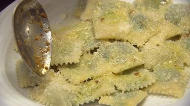 Ravioli mit Spinatfüllung, Parmesan und brauner Butter vom Fronthof | Bild: BR