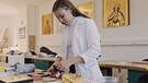 Unter unserem Himmel: Goldschläger in Schwabach: Lara Haferung lernt in der Vergolderschule mit dem filigranen Blattgold umzugehen. | Bild: Markus Dörnberger