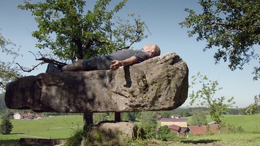 Monumentalem Stein Leichtigkeit verleihen, ist die Idee des Steinmetz und Künstlers Günter Schrade. | Bild: BR/Jürgen Katzur