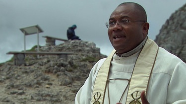 Pfarrvikar Gerald Njoku hält eine Bergpredigt | Bild: BR