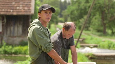 Der Fischwirt Stefan Sanktjohanser und sein Sohn Marco kümmern sich um die Fischteiche und die Nachzucht. | Bild: BR