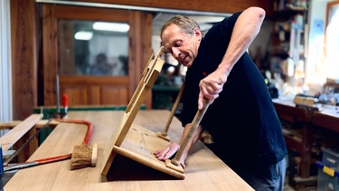 Ulrich Pöltl beim Restaurieren alter Möbel | Bild: BR
