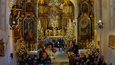 Weihnachtssingen 2023 auf dem Hohen Peißenberg: Der weihnachtlich geschmückte Altar der Wallfahrtskirche Mariä Himmelfahrt | Bild: BR/Andreas Hussong