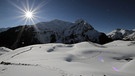 Unter unserem Himmel - Winter im Lechtal: Schneebedeckte Berglandschaft, die strahlende Sonne scheint am blauen Himmel | Bild: BR