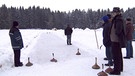 Unter unserem Himmel - Winter im Wegscheider Land: Männer im Schnee beim Eisstockschießen | Bild: BR