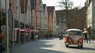 Unter unserem Himmel -Wirtschaftwunder Weiden: Ein roter VW-Bus fährt durch die Innenstadt | Bild: BR