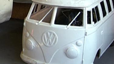 Unter unserem Himmel -Wirtschaftwunder Weiden: Ein VW-Bus wird restauriert | Bild: BR