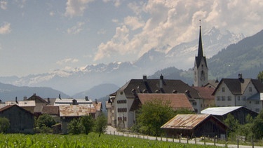 Wo ein Wille ist, ist auch ein Weg - Im Schweizer Bergdorf Valendas: Das Bergdorf Valendas liegt im Schweizer Kanton Graubünden, am Vorderen Rhein. | Bild: BR