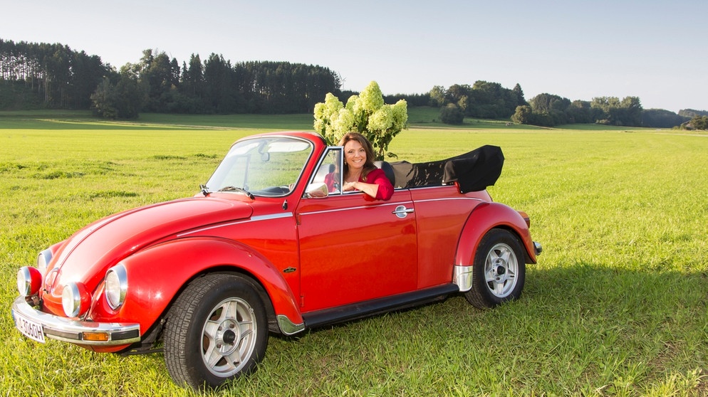 Uschi Dämmrich von Luttitz in ihrem roten VW Käfer | Bild: BR/Anja Bach