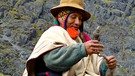 Angehöriger des Volks der Q'ero in den Anden spinnt Wolle | Bild: BR/Angelika Vogel