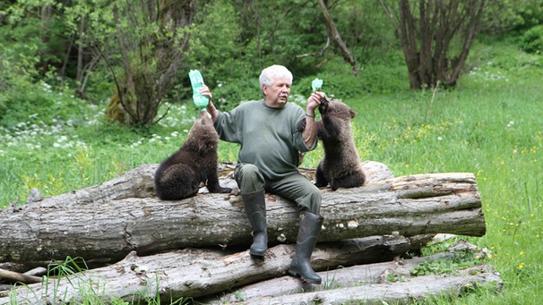 Vaclav Chaloupek mit den Bärengeschwistern | Bild: BR/Angelika Sigl