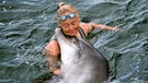 Ute Margreff und das Delfinweibchen Mara | Bild: NDR/NDR/Ute Margreff