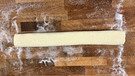 4. Schritt: ... und dann die beiden Streifen zusammenklappen. Den Zuckerblätterteigstreifen auf der Oberseite zum Schneiden markieren, je 1 cm. Dann für 20 Minuten in das Frostfach stellen, damit man ihn besser schneiden kann.   | Bild: BR