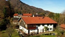 Luftaufnahme eines Bauernhauses in Aschau  | Bild: BR