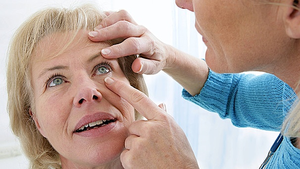 Eine Augenärztin untersucht das Auge einer Patientin. | Bild: picture-alliance/dpa