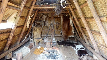 Pfahlbauten am Ledrosee, ausgestattet mit Einrichtungsgegenständen, zeigen, wie die Menschen in der Bronzezeit gelebt haben.  | Bild: Annette Eckl