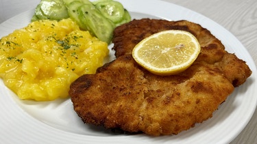 Hauptspeise: Schnitzel "Wiener Art" mit Kartoffel- und Gurkensalat | Bild: BR/Andi Christl