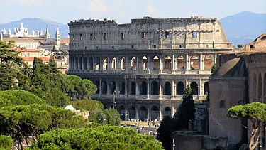 Blick vom Denkmal für Vittorio Emanuele II. auf das Kolosseum | Bild: Annette Eckl