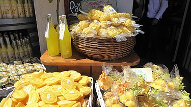 In Limone wird in vielen Geschäften der Zitronenlikör 'Limoncello' angeboten. | Bild: Annette Eckl