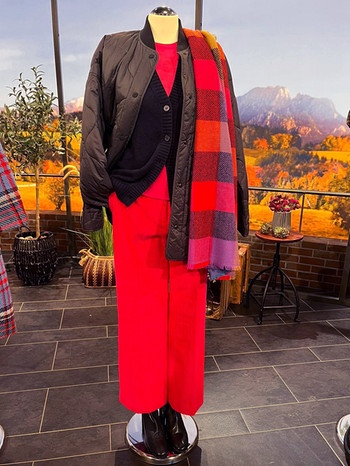 Outfit für die Damen: Dunkelblau-pinker Mantel mit Stiefeletten mit Budapester-Muster | Bild: Wir in Bayern