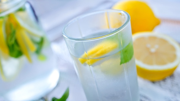 Ein Glas Wasser mit Zitronenscheiben | Bild: colourbox.com