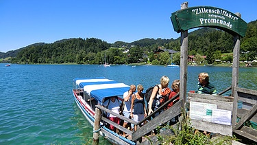 Ein Bootssteg, an dem Menschen aus der "Zille", einem Holzboot, steigen. | Bild: Annette Eckl