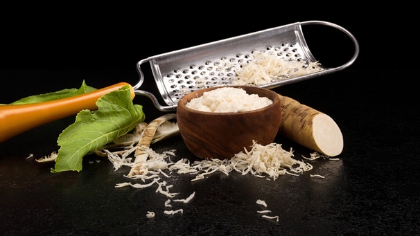 Fresh grated horseradish roots and grater on black background. Homemade wassabi. | Bild: picture alliance / Zoonar | Eskymaks