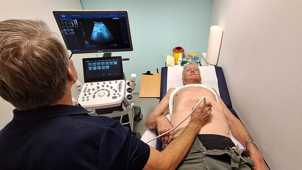 Dr. Klaus Tiedemann untersucht die Bauchschlagader eines Patienten per Ultraschsall | Bild: BR/Klaus Tiedemann