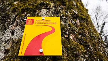 Schild mit der Aufschrift Altmühltal Panoramaweg | Bild: Nina Schlesener