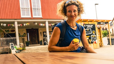 Nina Schlesener am Eisautomat in Wernfels | Bild: BR / Nina Schlesener