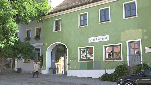 Außenansicht Wirtshaus "Zum Hammel" im niederbayerischen Ortenburg  | Bild: Wir in Bayern