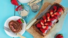 Schokoladenrolle mit Erdbeeren | Bild: mauritius images / foodcollection