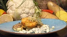 Blumenkohlsteak mit Chili-Nuss-Kruste, Kräutersoße und Kartoffelmuffins | Bild: BR