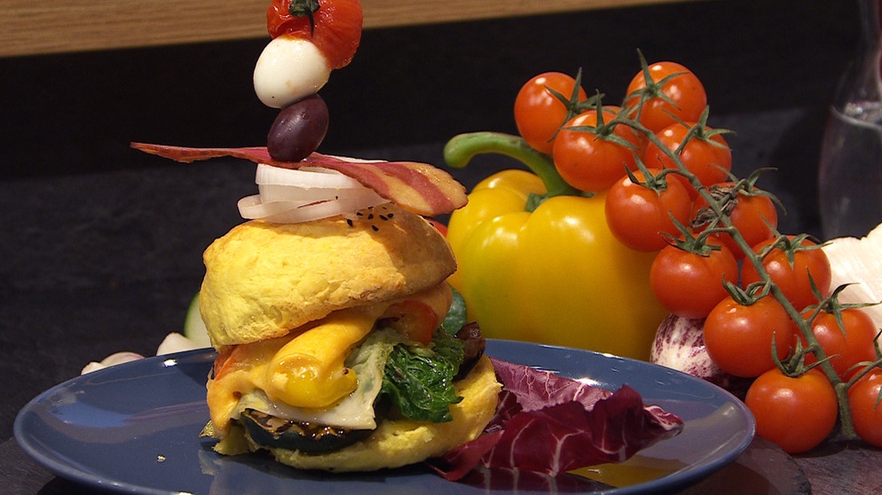 Gemüse-Burger mit selbst gemachten Buns und Trüffelmayo | Bild: BR