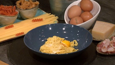 Pasta Carbonara mit Specksoße, Parmesanschaum und Ei | Bild: Wir in Bayern