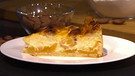Ein Stück Aprikosenkuchen mit Makronengitter | Bild: BR