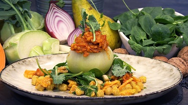 Kohlrabi mit Linsen-Tomaten-Füllung und Curry-Süßkartoffeln | Bild: BR