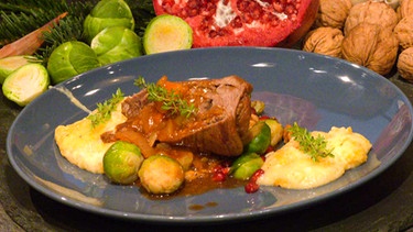 Glühwein-Roulade mit Granatapfel-Rosenkohl und Grießschnitten | Bild: BR