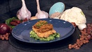Putenschnitzel in Sesam-Nuss-Kruste mit Blumenkohl und Pesto | Bild: BR