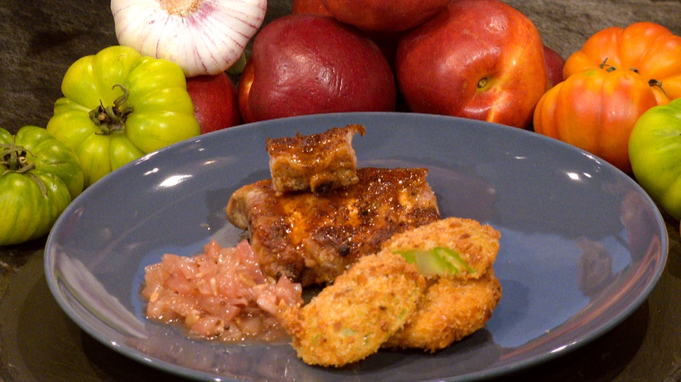 Schweineripperl mit frittierten grünen Tomaten und Nektarinen-Chutney | Bild: BR