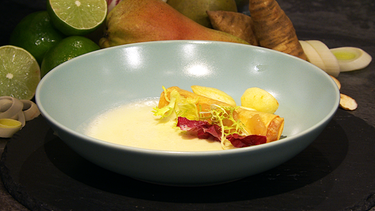 Kerbelknollen-Suppe mit Birnenstrudel und Salat | Bild: BR