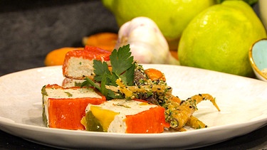 Ziegenkäse-Paprika-Terrine mit geschmortem Karotten-Sesam-Salat | Bild: BR