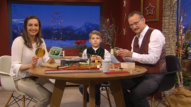 Sendung vom 21.12.2022: Moderatorin Andrea Lauterbach und HNO-Arzt Dr. Thomas Meier-Lenschow mit seinem Enkel Vitus  | Bild: BR
