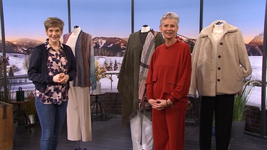 Moderatorin Sandra Bouscarrut und Modeexpertin Claudia Goehner mit der Homewear-Mode 2022
| Bild: Wir in Bayern