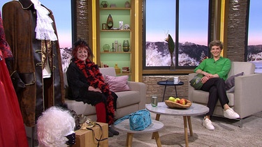 Moderatorin Sandra Bouscarrut mit Kostüm-Verleiherin Brigitte Streb | Bild: Wir in Bayern