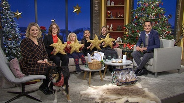 Moderator Dominik Pöll und Susanne Schaube mit Hannah, Luise, Saranda & Mila - sie starteten eine Backaktion für "Sternstunden" | Bild: Wir in Bayern