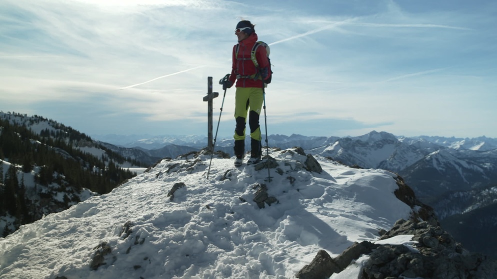 Anna Haibel auf einem Berggipfel | Bild: Wir in Bayern