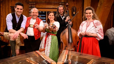 Das Trio Anderscht zu Gast bei Dominik Glöbl (links) und Traudi Siferlinger (Mitte). | Bild: BR/Ralf Wilschewski