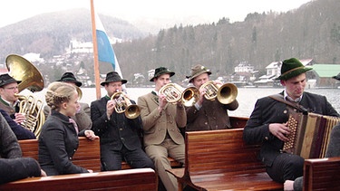 Die Tegernseer Tanzlmusi auf dem Schiff "Wallberg" bei Zsammg'spuit am Tegernsee. | Bild: BR