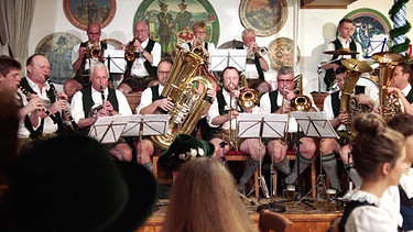 Die Gasteiger Blasmusik im Gasteig bei Zsammg'spuit am Tegernsee. | Bild: BR